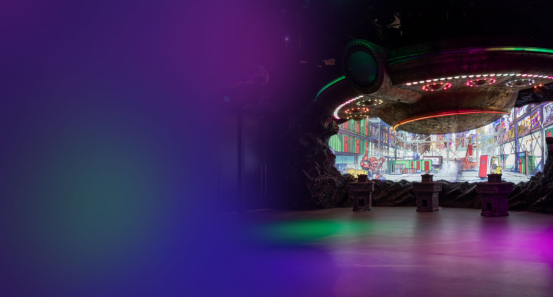 Imagen de la pantalla de señalización digital inmersiva futurista de los talleres WETA con un ovni flotante y una pantalla multicolor que muestra una escena futurista impulsada por BrightSign