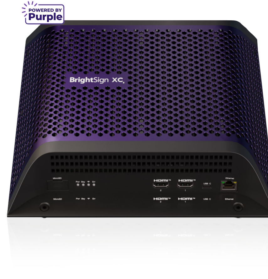 L'immagine frontale del lettore multimediale digitale BrightSign XC5 mostra le 4 porte HDMI e il logo "powered by purple".