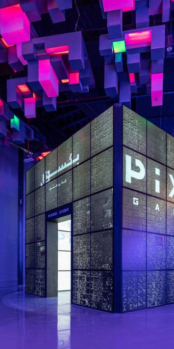 vista del cubo Pixoul Gaming, una experiencia de juego inmersiva, cinética y de realidad virtual impulsada por BrightSign Digital Signage