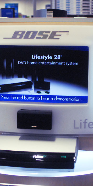 Dimostrazione dei diffusori Bose in negozio che mostra le caratteristiche di ciascun diffusore e la segnaletica audio alimentata da BrightSign