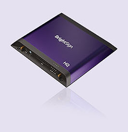Frontale productafbeelding van de BrightSign HD5 digital signage player op een paarse achtergrond met schaduw