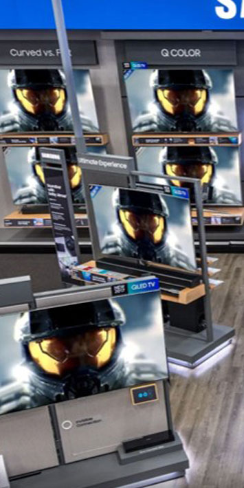 verschillende Samsung-tv's in een elektronicazaak van Walmart die dezelfde Halo-preview afspelen als onderdeel van een digital signage-toepassing met meerdere schermen die wordt aangestuurd door BrightSign