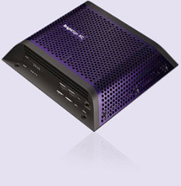 Produktbild des BrightSign XC5 Digital Signage Players auf violettem Hintergrund mit Schatten