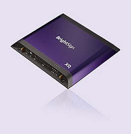 Frontale productafbeelding van de BrightSign XD5 digital signage player op een paarse achtergrond met schaduw