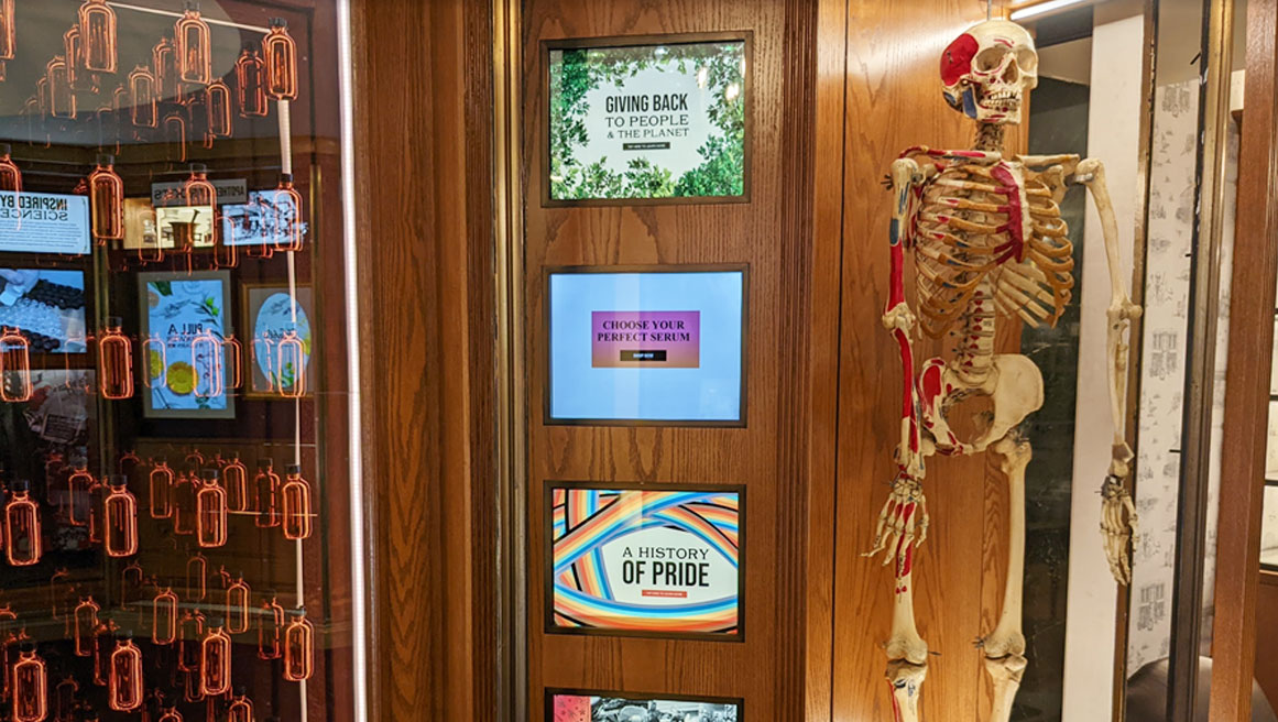 Skelet naast een muur met verlichte BrightSign digital signage met klein frame