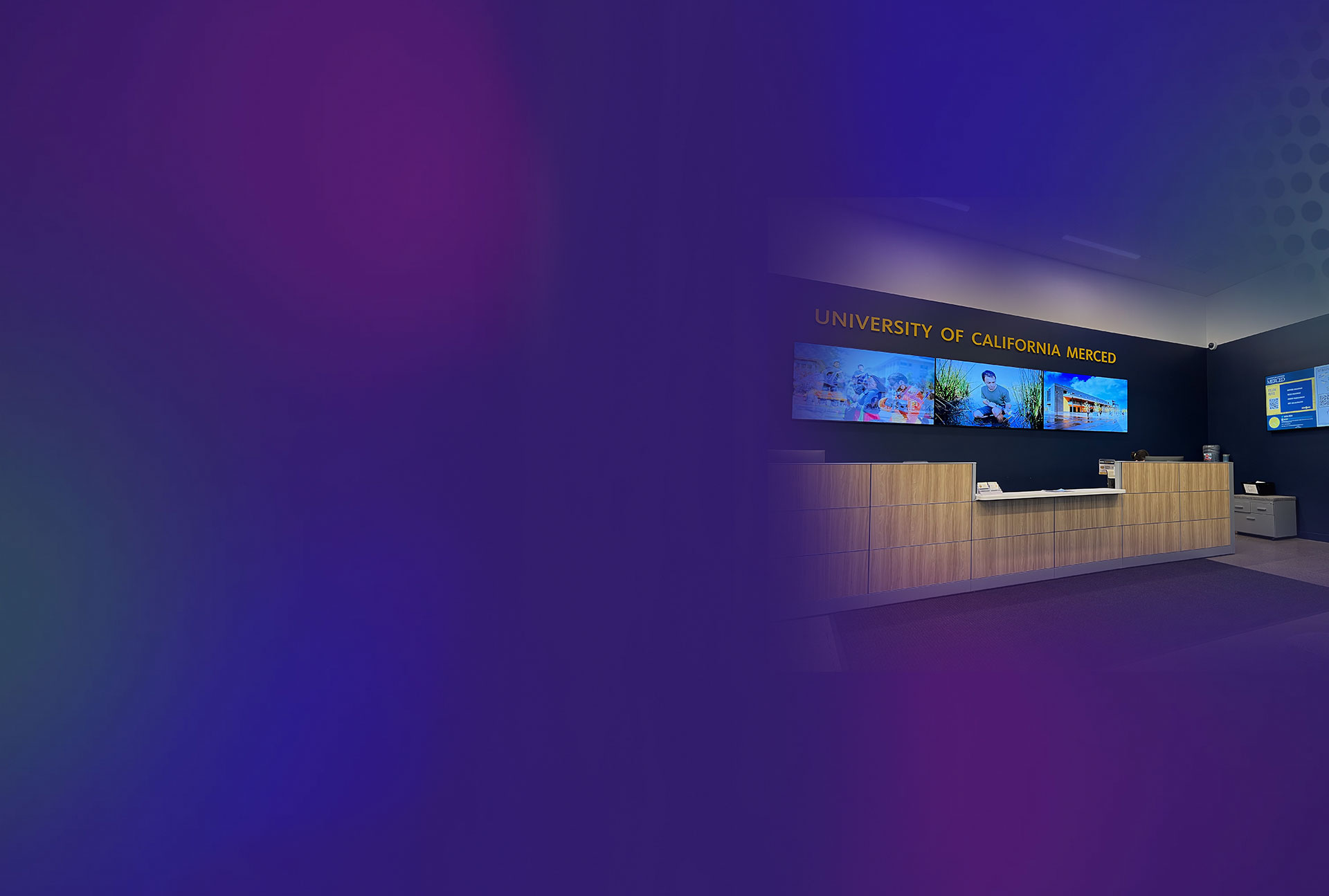 Heldenbild der University of California Merced mit BrightSign Digital Signage Playern an den Wänden