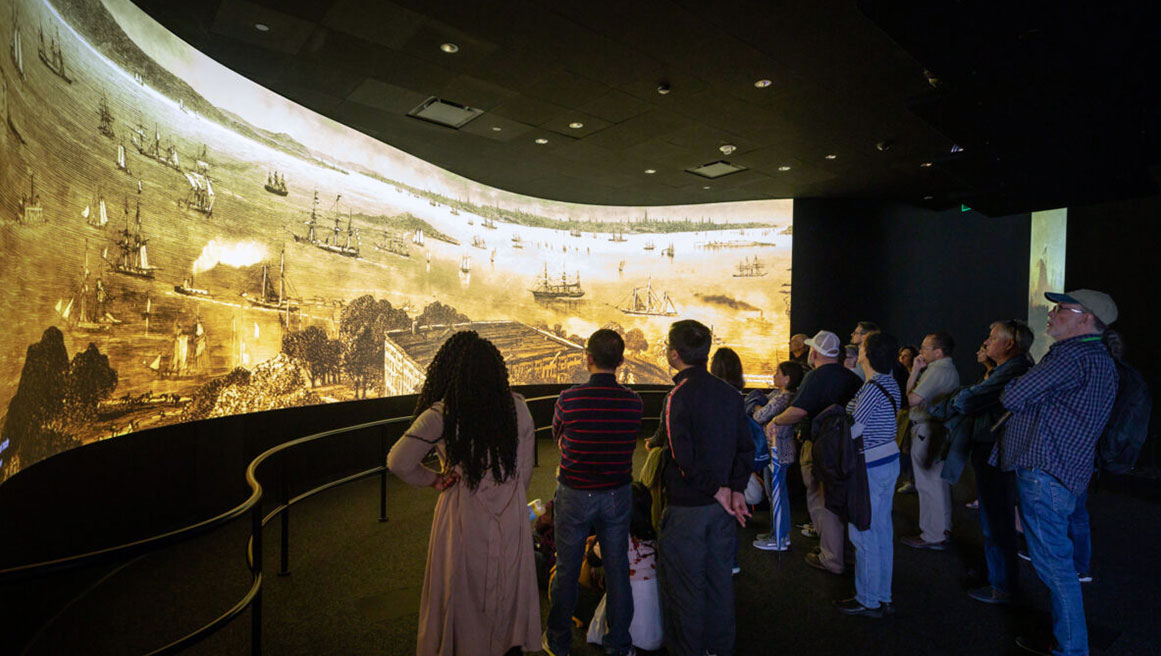 long écran horizontal d'affichage dynamique associé à un lecteur BrightSign pour afficher des navires de l'époque de la renaissance