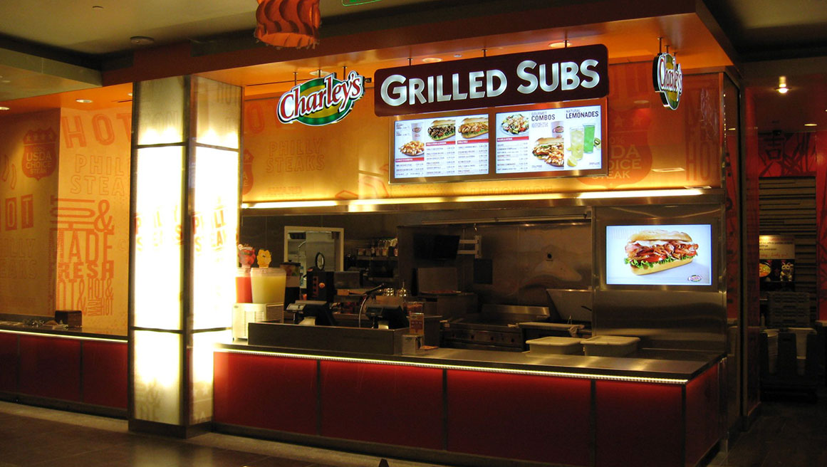 Charley's Grilled Subs mit BrightSign Digital Signage-Playern in einem Einkaufszentrum zur Anzeige von Speisen- und Getränkeoptionen