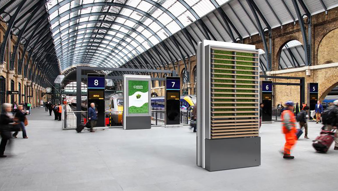 große BrightSign Digital Signage-Banner außerhalb des U-Bahn-Terminals