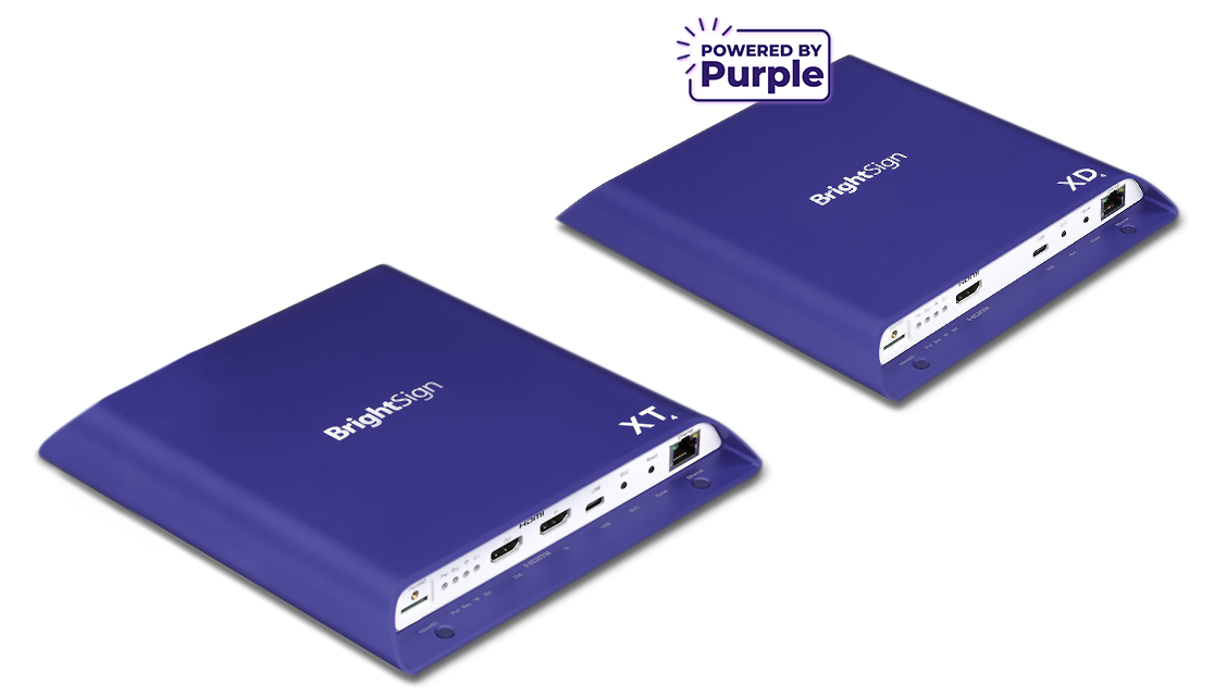 带有 Powered by Purple 徽章的 BrightSign XT4 和 XD4 数字标牌播放器左侧视图
