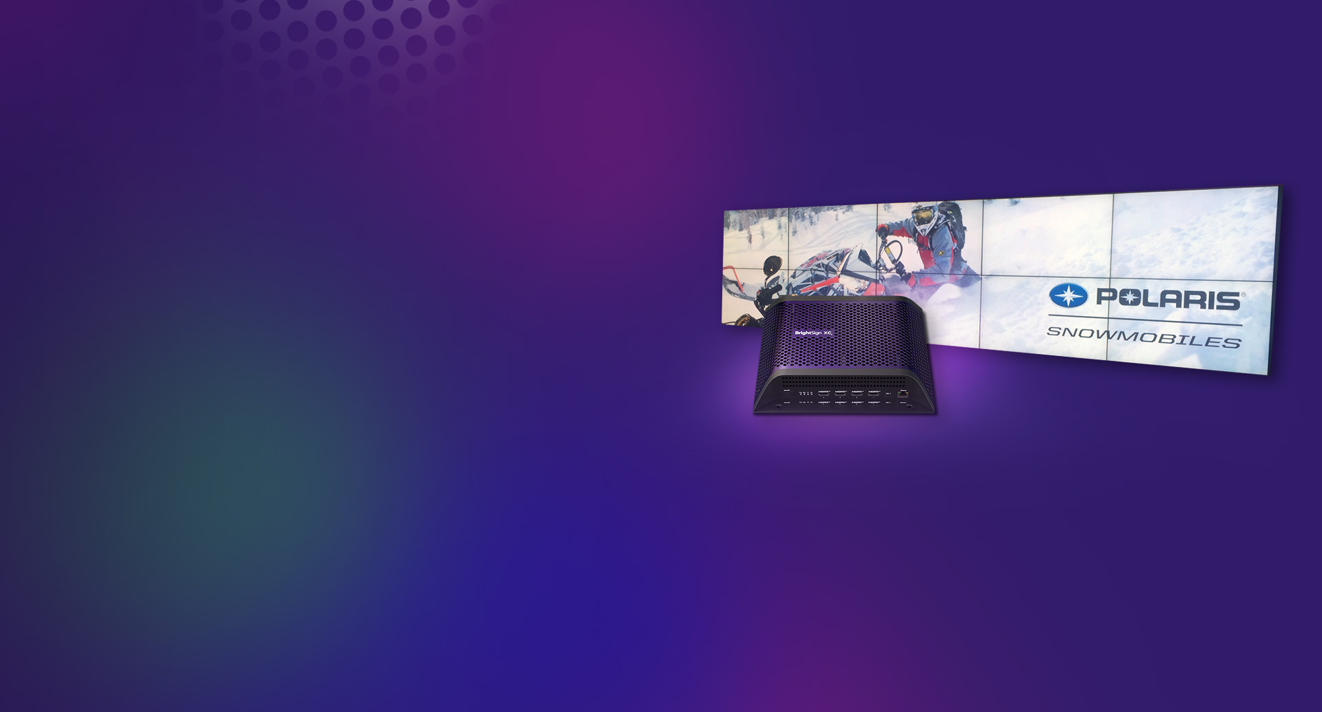 BrightSign XC5 Digital Signage Player mit Polaris-Schneemobilen, die auf zwei Reihen von fünf Bildschirmen angezeigt werden