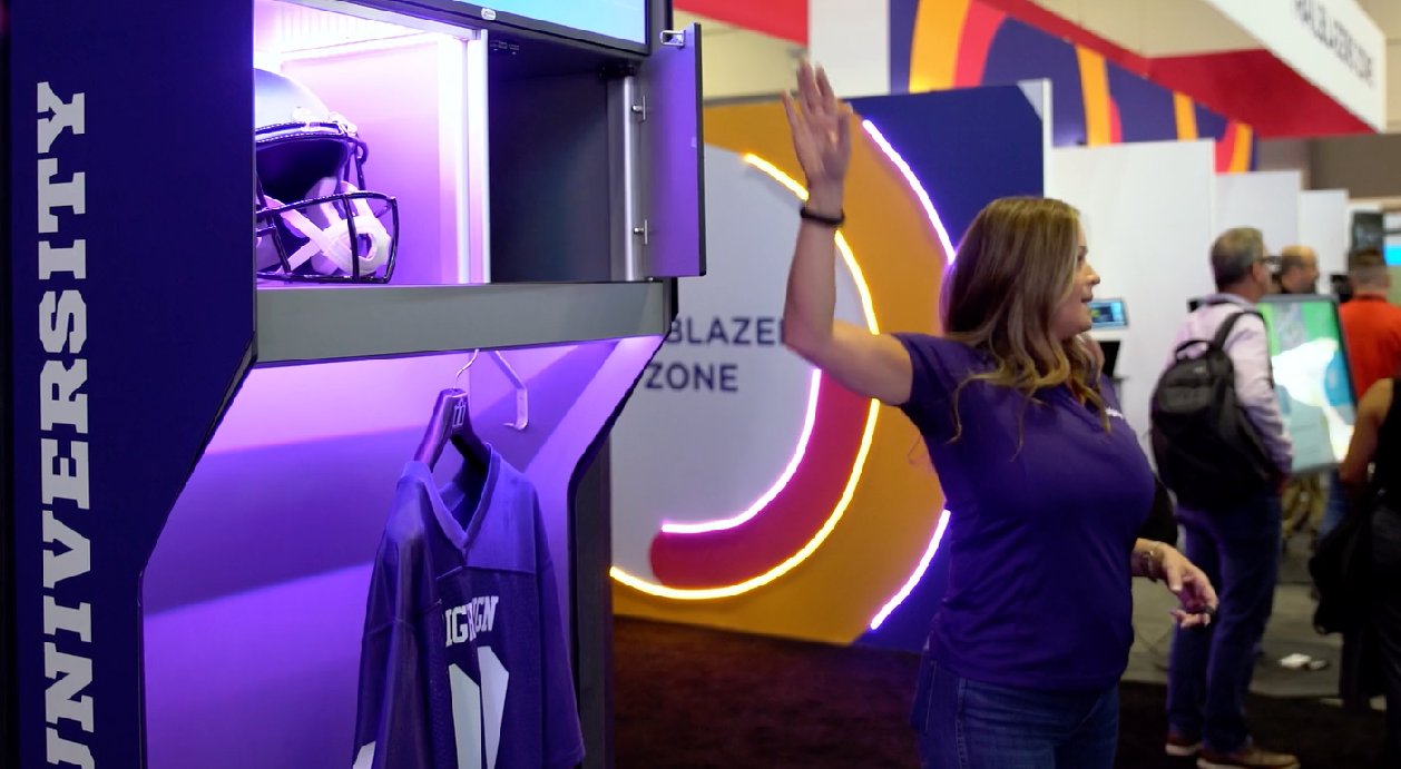 BrightSign VP of Sales Misty Chalk präsentiert Produkte zur Beschilderung von Sportschränken auf der InfoComm 23