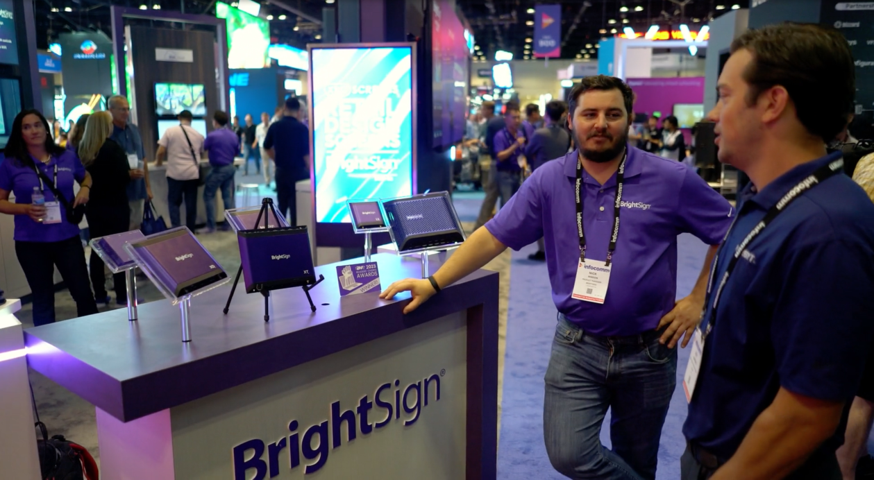 BrightSign-Teammitglied Nick im Gespräch mit einem interessierten Mann
