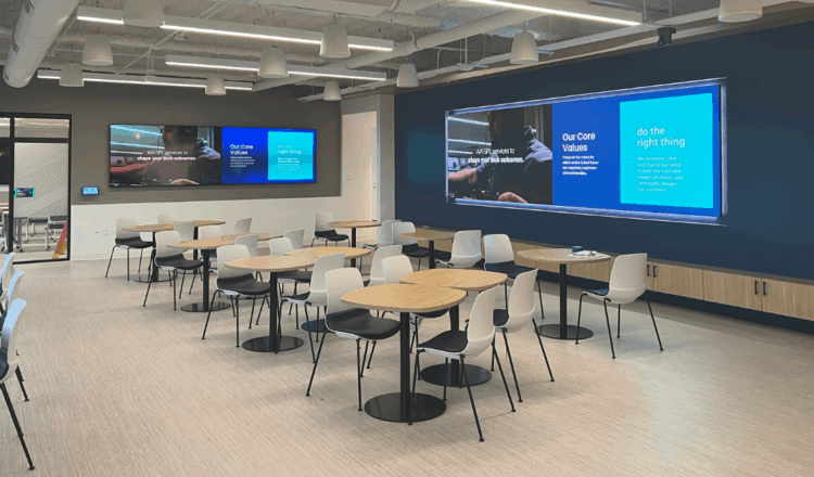 Sala de descanso con señalización digital y mensajes corporativos