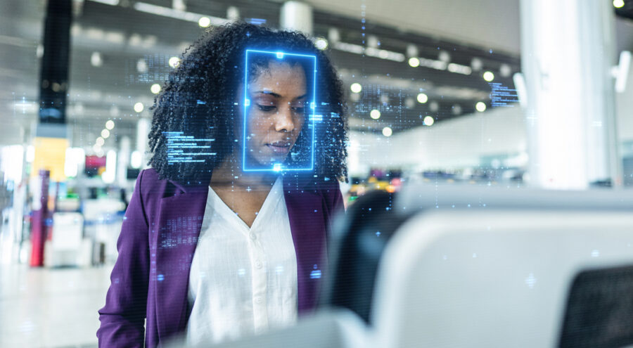 女性正观看配备人工智能面部识别功能的数字标牌