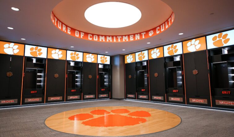 Umkleideraum der Clemson University mit Digital-Signage-Displays