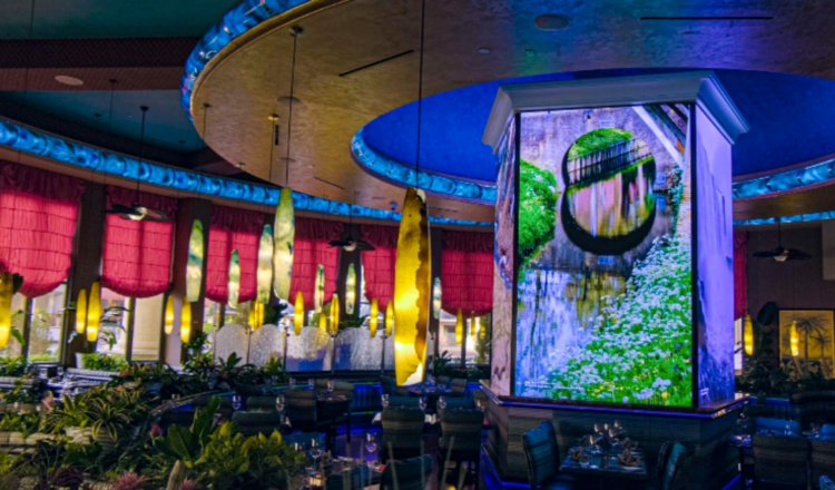 De eetzaal van het restaurant in het Peppermill Resort Spa Casino, met een LED-kolom die wordt aangestuurd door een BrightSign-speler voor digitale borden