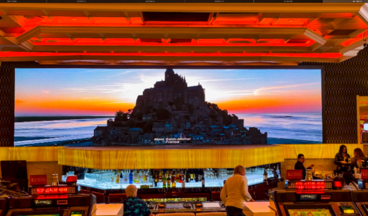 De speelzaal van het Peppermill Resort Spa Casino en de videowall LED, aangestuurd door BrightSign digital signage-spelers