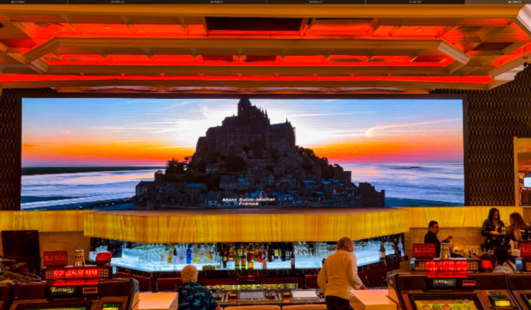De speelzaal van het Peppermill Resort Spa Casino en de videowall LED, aangestuurd door BrightSign digital signage-spelers